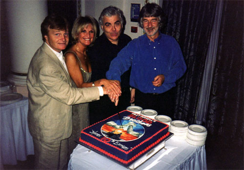 Lyn Paul with Bill Kenwright and Willy Russell cutting the 10th anniversary cake.