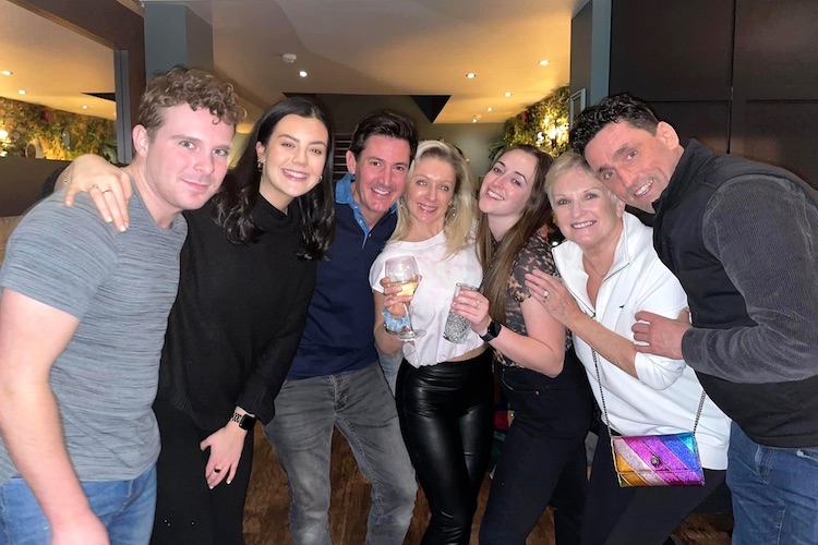 Lyn Paul pictured with members of the Blood Brothers' cast, 2021.