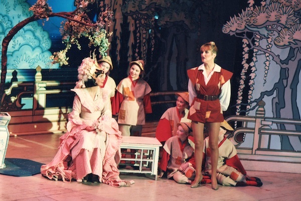 Lyn Paul in a scene from Aladdin (Sunderland Empire, 1987).
