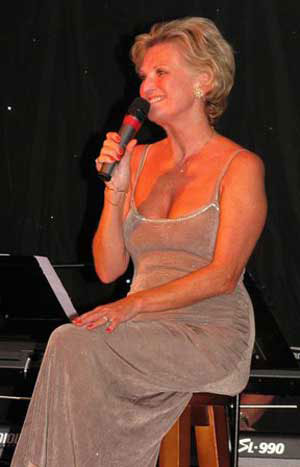 Lyn Paul at Le Cabaret (photo used with kind permission of Eric Taylor).