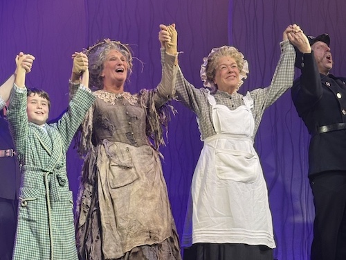 The curtain call, 'Mary Poppins' matinee, Milton Keynes Theatre, 19th November 2025.