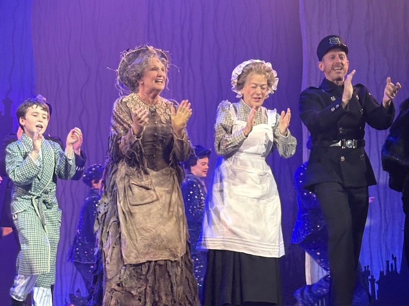 The curtain call, 'Mary Poppins' matinee, Milton Keynes Theatre, 19th November 2025.