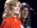 Lyn Paul with Peter Doyle in the background at the Royal Albert Hall, 1972.